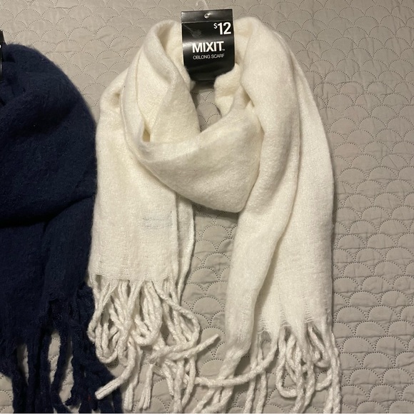 Super soft winter scarf, NWT, navy or ivory - Picture 3 of 8
